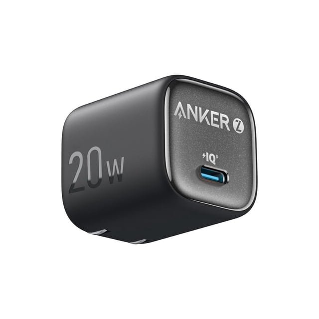 cargador de pared anker zolo 20w negro vista 3/4, bloque compacto con bordes redondeados y acabado negro mate, puerto USB‑C con interior azul y logo Anker en la cara frontal; '20W' impreso en el costado. Indicado para carga rápida y portátil, a menudo usado para cargar teléfonos durante viajes.