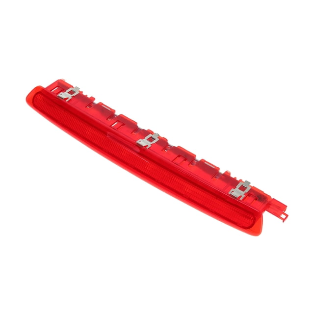 luz de freno trasera led para seat ibiza 6j/6p 2009-2017 no. 6j0945097a/6j0945097b luz de freno de alto montaje trasera central de alto nivel roja, vista 3/4 de una lámpara de tercer freno LED alargada con carcasa plástica roja, lentes texturizadas, clips metálicos de fijación y conector plug-and-play; especificada para 12V, grado de protección IP67 y accesorio no OEM compatible con Seat Ibiza y Leon; también adecuada como repuesto rápido en talleres de carrocería.