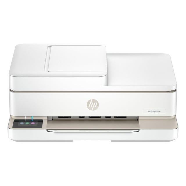 impresora de inyección de tinta a color multifunción inalámbrica hp envy 6555e vista frontal centrada de la impresora HP Envy 6555e blanca; bandeja de entrada frontal desplegada, panel táctil color de 2.4 pulgadas a la izquierda, alimentador automático de documentos superior y logotipo HP en el frente. Ideal para imprimir tareas, fotos y documentos domésticos; también suele usarse para escanear y enviar copias desde el móvil.
