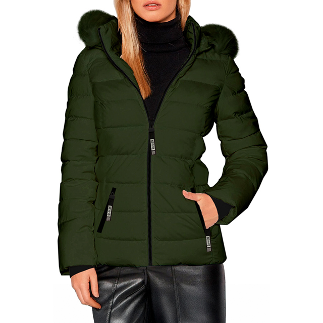 chamarra para mujer shendy vendy con gorro removible peluche suave Verde, vista frontal centrada; chamarra capitonada de fibra poliéster con cierre de cremallera completo, cuello alto y capucha desmontable con borde de peluche, bolsillos multifuncionales con cierre hasta la cadera sobre suéter negro; también es adecuada para viajes urbanos en clima frío.