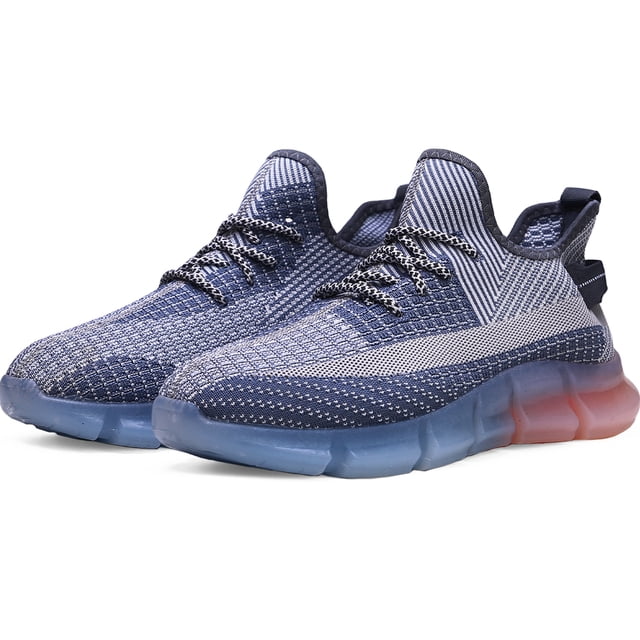 tenis hombre, zapatos hombre deportivos, zapatos de malla transpirable para hombre, zapatillas de deporte casuales de moda para entrenamiento caminar correr gimnasio Gris Oscuro Shendy Vendy — Vista 3/4 frontal de par de tenis con upper de malla tejida gris oscuro y blanco, cordones bicolor y lengüeta integrada; suela translúcida azul con tono rojizo en talón y patrón visible de tracción antideslizante. Ideales para caminar, correr y entrenamiento; también adecuados como zapatillas casuales de viaje.