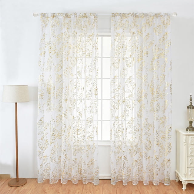 cortina suave antiviento, cortina, para dormitorio, sala de estar Tela de tul color oro translúcido, vista frontal centrada de dos paños colgados en barra con estampado de hojas doradas, tamaño aprox. 1 x 2 m, lámpara de pie y cómoda visibles; ayuda a reducir ruido exterior y brinda privacidad, también suele usarse en cafés y espacios de descanso.