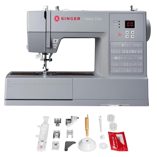 máquina de coser singer heavy duty 6620c computarizada 215 puntadas vista frontal centrada; carcasa gris con logo SINGER rojo, pantalla LCD y panel de selección impresa de puntadas; brazo libre desplegado sobre base metálica, enhebrador automático junto a la aguja; accesorios alineados delante: varios prensatelas, bobinas y agujas; a menudo usada para acolchado y confección de prendas.