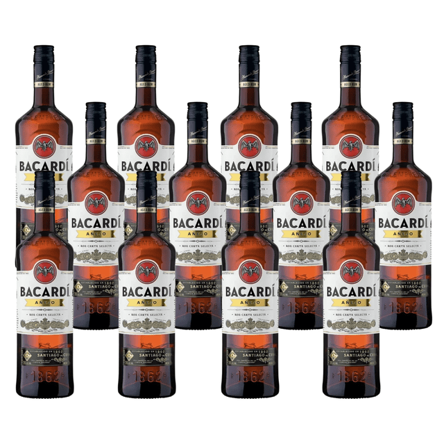 caja de 12 ron bacardi añejo 980 ml caja de 12 botellas frontales de Bacardí Añejo 980 ml, botellas de vidrio ámbar con etiqueta blanca y logo rojo y tapa negra; añejamiento en barricas de roble, perfil de sabor con notas de vainilla, caramelo, madera y especias, ideal para tomarse solo, con hielo o en coctelería.