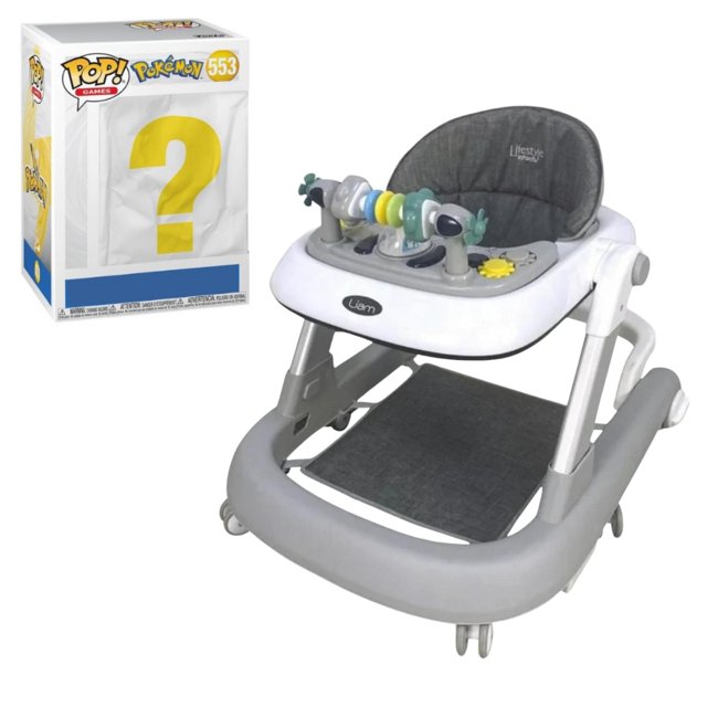 andadera infanti 2 en 1 gris liam + funko pokemon de regalo gris Andadera 2 en 1 Liam de Infanti en vista 3/4 frontal, asiento acolchado gris con respaldo alto, bandeja con juguetes giratorios y botones de actividad, base amplia y estructura de altura ajustable en gris, ruedas delanteras visibles; incluye caja de Funko Pop! Pokémon en la esquina. A menudo se usa también como centro de estimulación temprana.