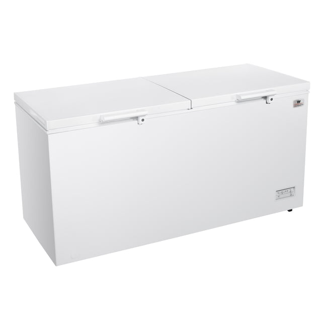 congelador 18 pies 508 litros white westinghouse blanco, vista frontal 3/4 de congelador horizontal de 508 L (18 pies cúbicos) con dos tapas superiores partidas y asas, cerraduras con llave visibles, panel exterior liso con logo White‑Westinghouse, ruedas integradas en la base y bisagras en la tapa derecha; incluye luz interior y canastilla interna según especificaciones, ideal para almacenar grandes volúmenes y a menudo usado también para guardar productos para eventos o compras al mayoreo.