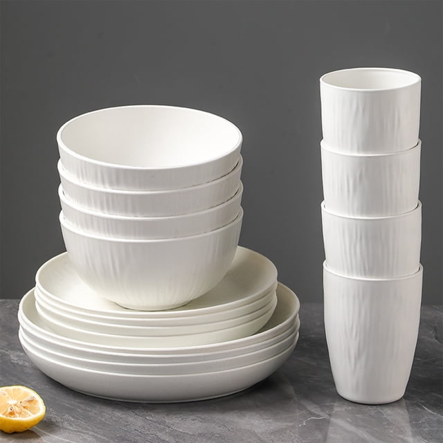 juego de vajilla de plástico, 16 piezas, platos, tazones y vasos, set de vajilla de cocina con diseño antirrotura, apto para microondas, color negro y blanco para uso doméstico. Vista 3/4 frontal: 8 platos apilados (platos aprox. 22.8 cm), 4 cuencos apilados y 4 vasos en columna; textura ligeramente acanalada, bordes redondeados y diseño apilable; fondo gris neutro. Ligero y práctico para uso diario; también suele usarse en picnic y camping.