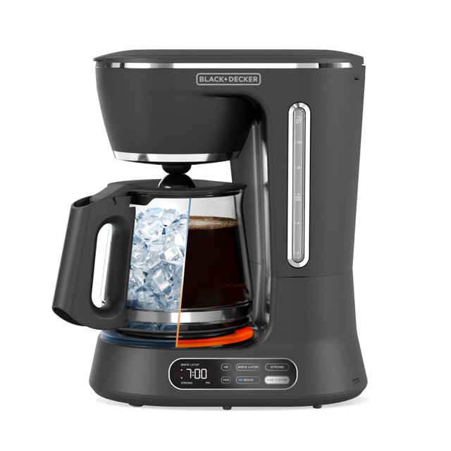 cafetera digital black+decker split brew de 12 tazas CM0122 programable: vista frontal de la cafetera negra con jarra Duralife de vidrio y mango ergonómico; jarra mostrada en sección con hielo en un lado y café caliente en el otro, ventana Easy-View de nivel de agua en el lateral derecho, panel frontal Quick Touch con reloj y botones de programación y placa para mantener caliente hasta 4 horas. Adecuada para enfriar y almacenar temporalmente la jarra en el refrigerador.