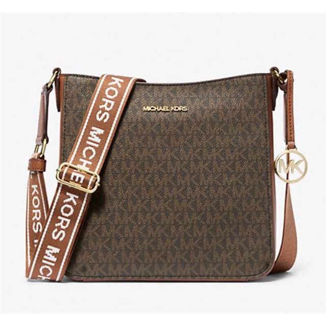michael kors bolso bandolera pequeño jet set travel para mujer (marrón) 35s5gtvc1b-847 bandolera cuadrada en lona con estampado MK marrón, logotipo Michael Kors metálico frontal, herrajes en tono dorado, correa ancha ajustable con texto blanco 'MICHAEL KORS', adorno colgante redondo MK, ribete en poliuretano y cierre de cremallera; medidas 8.25" x 8.25" x 2.75". También usada como bolso cruzado compacto para viajes ligeros.