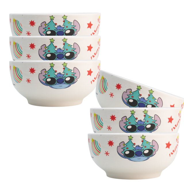 set de 6 platos hondos o bowls para sopa, elaborado de porcelana con diseño stitch navideño, color blanco, 13.5 cm — Seis tazones blancos de porcelana de 13.5 cm con estampado navideño de Stitch; cada tazón muestra a Stitch con gorro de Santa, gorro de duende o árbol de Navidad en tonos rojo y verde; vista frontal con piezas apiladas y dos sueltas, acabado brillante, para sopas, cereales o postres.
