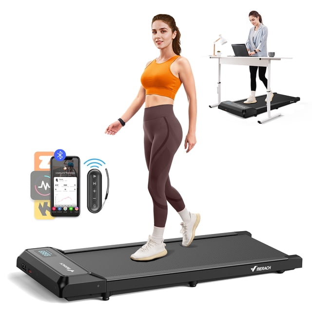 merach almohadilla para caminar banda de bucle 3 en 1 voor thuisgebruik, almohadilla para caminar de oficina con soporte para cama y aplicación, pantalla led, motor silencioso de 2,5 unidades - caminadora compacta blanca, vista frontal centrada de la plataforma ultradelgada con pantalla LED en el extremo; mujer caminando muestra la superficie antideslizante y la amortiguación; inserto superior muestra uso bajo escritorio para oficina en casa; iconos de app y control remoto indican conectividad Bluetooth y la app MERACH; también adecuada para paseos suaves mientras trabajas.