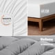 thumbnail image 5 of Set Edredón Acolchado con Fundas de Almohadas y Juego de Sábanas Dreamlab. Juego de Cama Completo para Cualquier Temporada. Hipoalergénico. Tamaño King, Gris claro y Blanco, 5 of 9