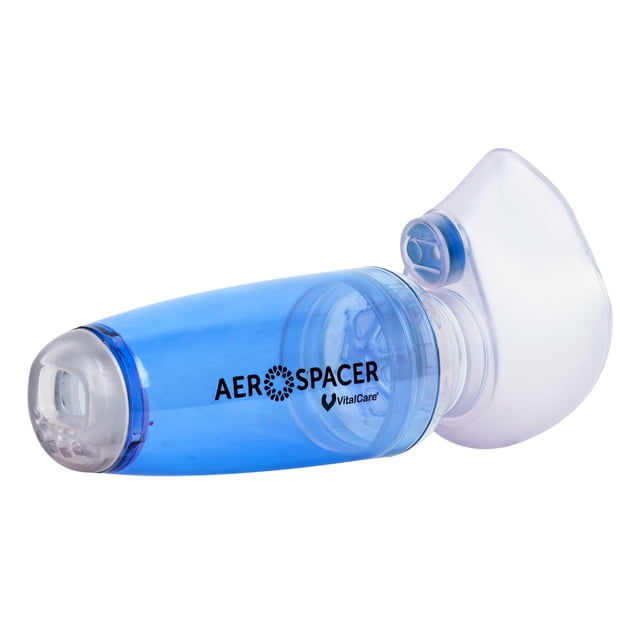 aerocámara premium aerospacer con mascarilla y boquilla - adulto Vista 3/4 derecha de aerocámara para adulto, carcasa cilíndrica translúcida azul de policarbonato con boquilla frontal, mascarilla anatómica transparente (8.5 x 10.5 cm) y válvula con visor contador visible; volumen 215 ml, entrada universal para IDM, superficie antiestática y sonido que indica inhalación demasiado rápida; adecuada para mayores de 10 años y para transporte en estuche de medicamentos.