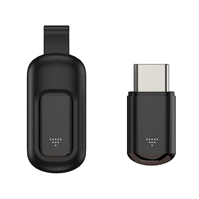 adaptador de transmisor infrarrojo para teléfono inteligente, tipo c, control remoto por infrarrojos, compatible con televisores — vista frontal centrada de dos piezas negras: cápsula principal compacta con botón rectangular empotrado y pequeños indicadores en puntos, y conector USB‑C desmontable con carcasa negra brillante; superficie con ranuras CNC visibles, material ABS según especificación, tamaño mini para transporte; suele usarse también para controlar proyectores y decodificadores durante viajes.