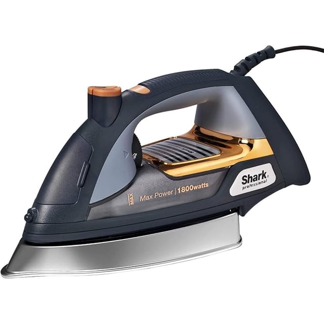 plancha a vapor shark gi505 120v plancha profesional gris oscuro con detalles dorados, vista lateral 3/4 que muestra suela metálica reflectante, gran tapa de llenado de agua anaranjada, control táctil de temperatura con indicadores LED y boquilla cónica frontal para zonas estrechas; a menudo usada también para retoques rápidos en ropa de viaje.