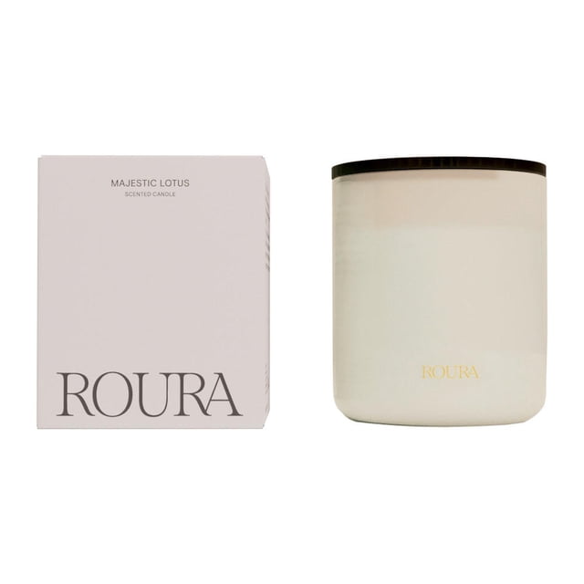 vela aromática roura majestic lotus, flor de loto blanco 8.0 vaso perfumado blanco 9 cm alto x 8 cm diámetro junto a su caja blanca con logo ROURA, vista frontal; fragancia de flor de loto con jazmín Sambac, iris y nenúfar, duración aprox. 35 h. Ideal también para ambientar baños o mesas auxiliares.