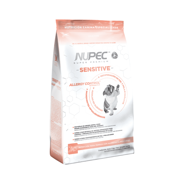 alimento para perro nupec sensitive 2kg Bolsa NUPEC Sensitive 2 kg, vista 3/4 derecha de empaque café y blanco con logo NUPEC en la parte superior, texto 'SENSITIVE' y sello 'Allergy Control', ilustración de un bulldog en el centro y panel lateral con ingredientes hipoalergénicos y beneficios para perros con sensibilidad alimentaria, sobre fondo neutro de estudio.