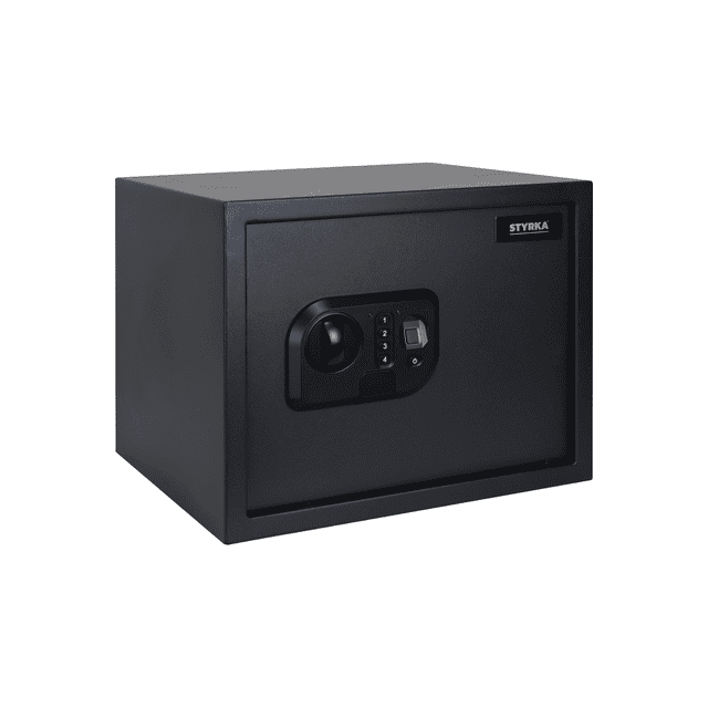 caja fuerte biométrica grande STYRKA color negro con huella digital, vista 3/4 frontal; carcasa de acero con pintura resistente a arañazos, panel de acceso con teclado numérico y lector de huellas junto al pomo giratorio, placa con logo STYRKA visible, diseñada para montaje en pared o piso y adecuada para guardar documentos y joyas.