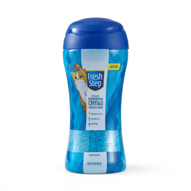 arena para gatos crystals fresh step fresh scent, 450 ml — Envase frontal plástico azul y turquesa con tapa abatible y logo Fresh Step; ventana transparente muestra cristales azules perfumados; desodorante para caja de arena que ayuda al control de olores; también suele usarse en bandejas de viaje para gatos.