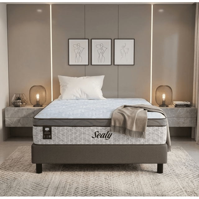 colchon individual sealy premium ortopédico + almohada memory foam | tecnología posturetech Vista frontal de colchón individual blanco Sealy con logo en el frente; somier gris, cubierta acolchada con patrón geométrico, borde lateral reforzado y almohada blanca en la cabecera. Según especificaciones: soporte lumbar medio a semi firme, acolchonamiento de alta densidad y tela con tacto algodón; opción adecuada para recámaras pequeñas.