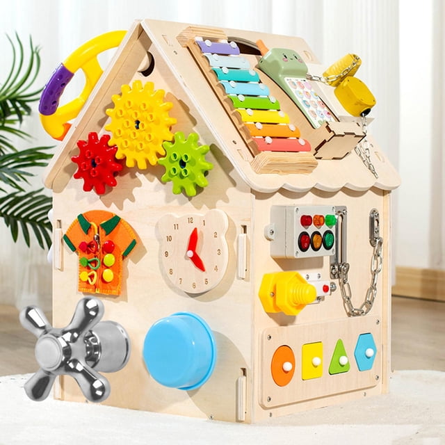 tablero sensorial de actividad habilidad fina piezas de juegos montessori habilidad práctica, juguetes educativos para edades tempranas tablero estilo a tablero casita de madera Estilo A (altura 8 cm) con manija amarilla, engranajes dentados rojos y amarillos, xilófono multicolor en el techo, reloj de madera con manecillas móviles, botones y cerradura con cadena metálica, perilla giratoria azul y panel de encaje de formas; vista frontal 3/4 que muestra actividades para motricidad fina y desarrollo de habilidades prácticas; también apto como centro de juego didáctico para mesas de actividades.
