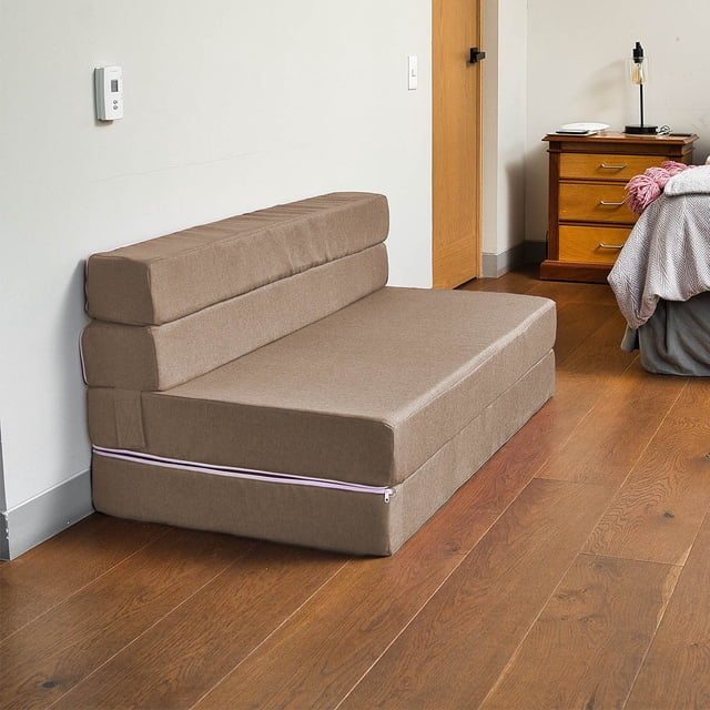 sofá cama plegable - queen - marron claro memory foam sofa cama cozy sofá cama Queen color marrón claro, vista 3/4 frontal en habitación, forma rectangular con respaldo en dos niveles y asiento acolchado, tapizado liso con cremallera en la base que indica funda removible y lavable, espuma memory foam según especificaciones, tamaño compacto ideal para apartamento; suele usarse como cama temporal para visitas.