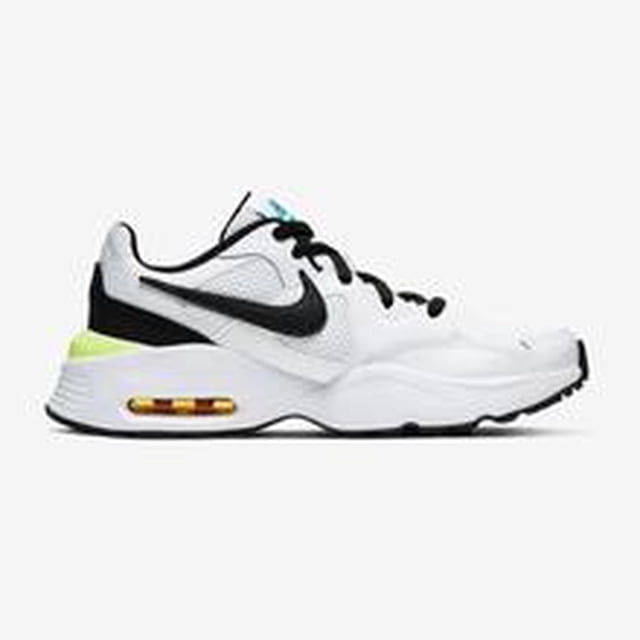 tenis nike niña cj3826003 gris 11 cm air max fusion. Vista lateral derecha de tenis casual para niña, gris y blanco con logo Swoosh negro, cámara de aire visible en la entresuela color amarillo, cordones negros y acento turquesa; fondo blanco neutro. Apto para uso diario y actividades informales.