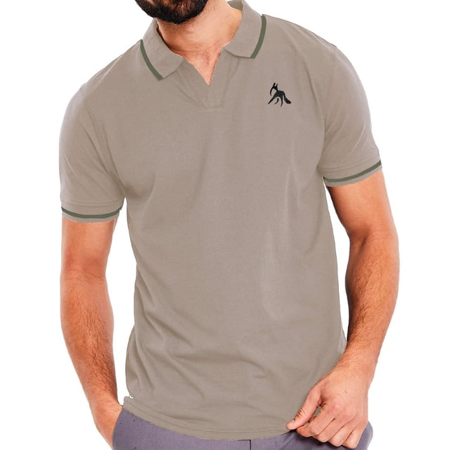playera polo para hombre shendy vendy camisa manga corta casual Beige, torso frontal de hombre con polo beige de manga corta y cuello tipo polo abierto en V, ribetes verdes en cuello y puños, logo negro en pecho izquierdo, tejido liso y corte recto, fondo blanco. Su forma también es adecuada para uso diario o uniformes casuales.