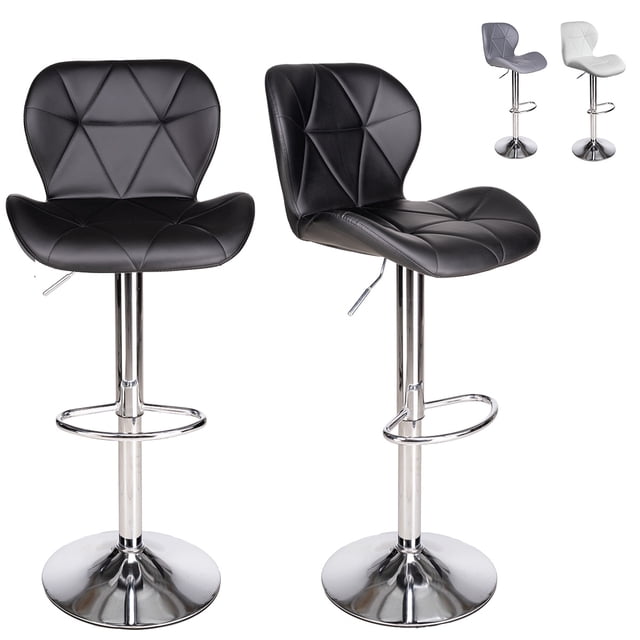 set de 2 bancos de cocina mostrador barra silla taburete comedor respaldo alto altura regulable y función giratoria 360° Dos bancos altos negros con respaldo capitoné en vinipiel y asiento acolchado con costuras geométricas; estructura, base y reposapiés cromados; columna con palanca hidráulica para ajustar la altura y asiento giratorio 360°. Fondo blanco de estudio. A menudo se usan también como sillas para barra en espacios comerciales pequeños.