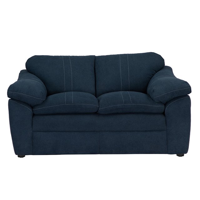 love seat aston 2 plazas dicasa azul frontal centrado; sofá de dos plazas tapizado azul con brazos anchos y acolchonados, respaldo dividido en dos cojines con costuras verticales y cojines de asiento mullidos rellenos con fibra delcrón, estructura en madera de pino; medidas aproximadas 165 cm ancho x 100 cm fondo x 95 cm altura. También suele usarse como sofá compacto adecuado para salones o áreas de lectura.