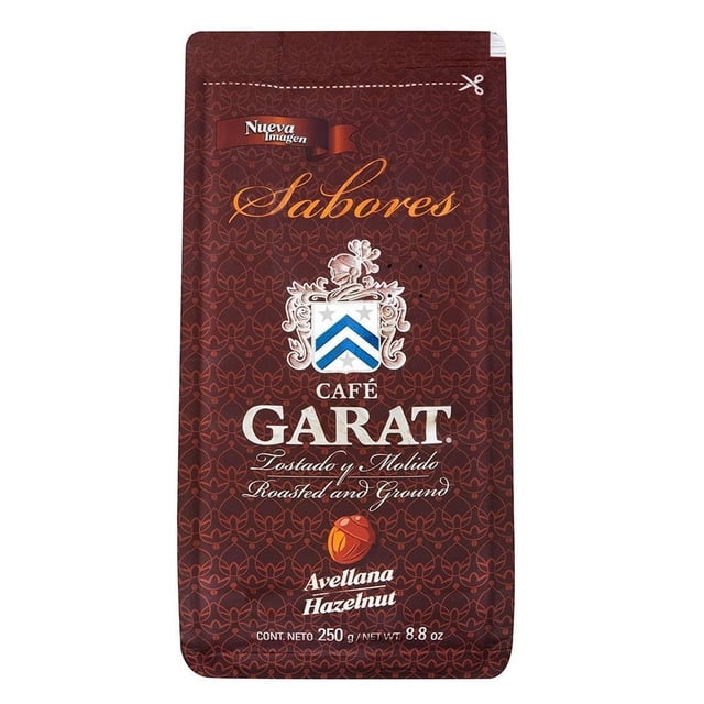 café garat molido sabor avellana 250 g paquete frontal marrón granate con patrón repetido y logo Garat centrado; texto visible "Café Garat" y "Avellana Hazelnut", peso 250 g (8.8 oz), empaque vertical sellado, vista frontal en estudio, ideal como café molido para preparar y compartir.