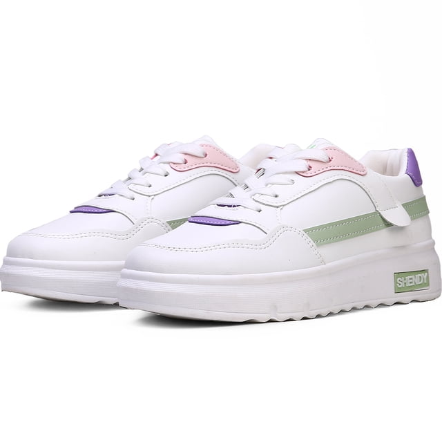 tenis mujer, zapatos mujer deportivos, zapatos de malla transpirable para mujer, zapatillas de deporte casuales de moda para entrenamiento caminar correr gimnasio — Par Shendy Vendy con base blanca y franja lateral verde; vista 3/4 frontal de silueta baja, suela plataforma blanca acanalada, ojales y detalles en rosa y morado, cordones blancos y empeine de malla transpirable; adecuados para caminar, correr y gimnasio, y a menudo usados para viajes cortos por su diseño ligero.