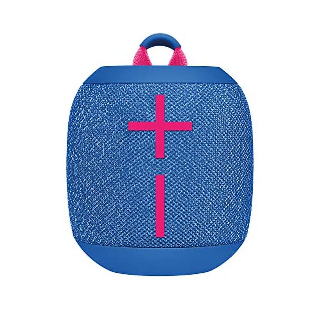 ultimate ears wonderboom 3, small portable wireless bluetooth speaker performance blue — vista frontal centrada de altavoz compacto con rejilla tejida azul, grandes símbolos de volumen rosa apilados verticalmente (más arriba y menos abajo), asa de tela rosa en la parte superior y molduras de plástico azul mate; sonido 360°, impermeable IP67, flotante, alcance inalámbrico hasta 131 ft (40 m), a menudo usado como altavoz portátil para viajes y exteriores.