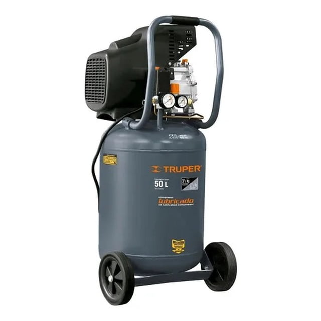 compresora 50 lt 2.5 hp vertical truper 19360 truper comp-50lv compresor vertical con tanque cilíndrico gris y logo TRUPER naranja, inscripción 50 L visible, motor y manómetros en la parte superior, asa tubular y ruedas para transporte; altura aproximada 91 cm. Suele emplearse para inflar y alimentar herramientas neumáticas.