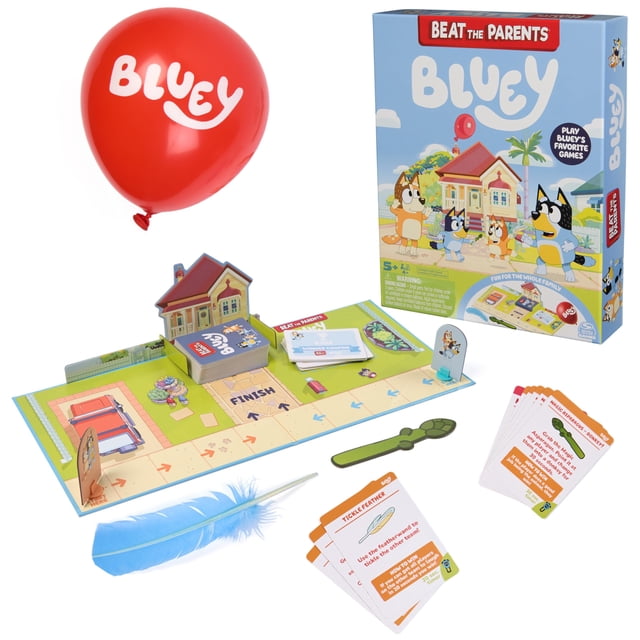 juego de mesa spin master games bluey beat the parents juego de mesa familiar multicolor con tablero ilustrado de la casa de Bluey, caja del juego, mazo de 70 cartas y 10 cartas de acción, 20 cupones, 3 globos rojos con texto BLUEY, pluma azul grande y fichas de desafío; para 2-6 jugadores, ideal para noches de juegos familiares y actividades creativas en fiestas.