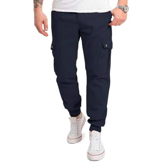 pantalon cargo jogger para hombre shendy vendy slim fit stretch Azul Oscuro, vista frontal de torso a pies mostrando ajuste slim y tiro medio, cintura con cordon, bolsillos cargo laterales con solapa y boton, puños elásticos en tobillo y tejido de tacto suave; opción casual y a menudo usada como prenda cómoda para viajes cortos.