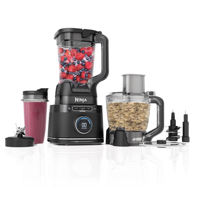 sistema de cocina ninja tb401 detect kitchen system power blender + processor pro negro Vista frontal en estudio del sistema de cocina Ninja TB401 en negro con base de motor de 1800 W, jarra de 72 oz llena de frutos rojos, dial BlendSense y pantalla digital visibles; cuenco procesador de 64 oz con tapa y conducto de alimentación con ingredientes procesados; taza para llevar de 24 oz con tapa y conjunto de cuchillas, disco para rebanar/triturar y accesorios dispuestos alrededor sobre fondo blanco. Ideal para licuados, picar, triturar y amasar; a menudo se usa la taza de 24 oz para bebidas para llevar.