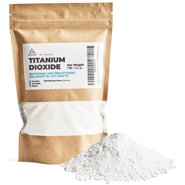 dióxido de titanio alexes 454 g - colorante blanqueador para jabón, bolsa stand-up frontal con etiqueta y montículo de polvo blanco ultrafino frente a la bolsa; textura polvorienta visible, color blanco, indicado para blanquear jabones y apto para pinturas y pigmentos en proyectos de bricolaje.
