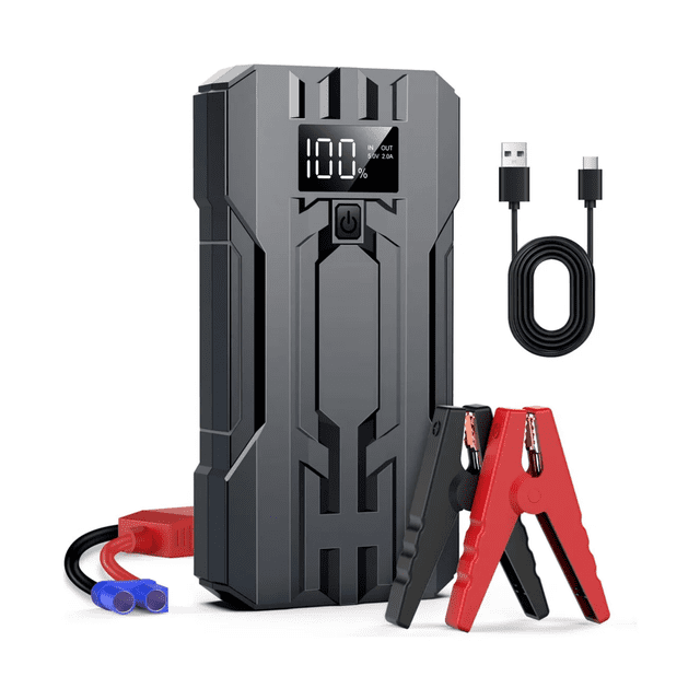 arrancador de batería 3000 a 20000mah portátil malubero negro vista frontal centrada con pantalla digital mostrando 100% y botón de encendido; carcasa negra angulada con ranuras geométricas, incluye pinzas roja y negra y cable USB‑C enrollado; compacto para arranque de emergencia 12V y uso vial.