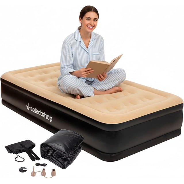colchón inflable individual con bomba incluida cama inflable para camping cama de aire elevada con bomba incluida colchón inflable duradero resistente (cafe) Vista frontal de colchón individual color café con superficie aterciopelada y 21 espirales de aire en la cara superior; laterales negros con logotipo SelectShop, válvula lateral y compartimento integrado para la bomba. Se muestra bomba extraíble con cable USB, bolso de viaje enrollado y kit de reparación con parches y pegamento, modelo sentado leyendo para escala, fondo blanco. Suele usarse como cama temporal para invitados o para camping.
