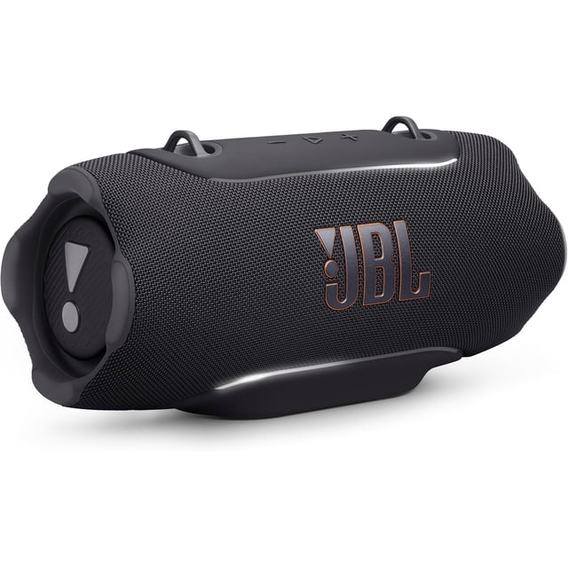 bocina bluetooth jbl xtreme 5 waterproof con ai negra vista 3/4 frontal de la JBL Xtreme 5 negra con rejilla texturizada y logo JBL color cobre, bordes con tiras LED delgadas, asas integradas y botones en la parte superior; se aprecian puerto lateral cubierto, mención AI Sound Boost e indicación IP68, adecuada para fiestas al aire libre.