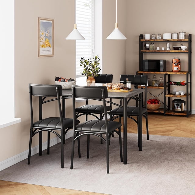 yeshouse mesa de cocina con sillas, mesa de comedor para 4, mesa de comedor rectangular de metal y madera con 4 sillas tapizadas — vista 3/4 de set de comedor gris de 5 piezas con tablero MDF rectangular (43.3" L x 27.5" W x 30" H) y marco de acero negro; cuatro sillas tapizadas oscuras con asiento y respaldo acolchados y estructura tubular robusta; colocada en comedor tipo apartamento con lámparas colgantes y estantería, diseño compacto que permite guardar las sillas parcialmente bajo la mesa, también adecuada para espacios reducidos.