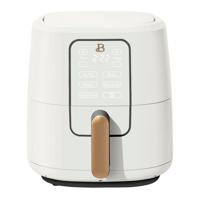freidora aire beautiful drew barrymore 5.6l pantalla táctil Freidora de aire Beautiful by Drew Barrymore (color indicado: negro), vista frontal centrada con pantalla táctil iluminada y botones para Air Fry, Roast, Reheat y Dehydrate, asa dorada visible y cesta antiadherente extraíble; capacidad ~5 lb (~2.27 kg) y panel táctil a la vista; suele usarse también para recalentar porciones pequeñas.