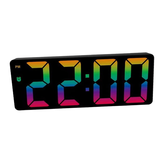 despertador electrónico colorido sunnimix pantalla led grande estilo a reloj LED multifunción de 16 cm x 6 cm con dígitos multicolor mostrando 22:00, carcasa rectangular negra de ABS, iconos de alarma y PM visibles, incluye cable, funciona con 3 pilas AAA (no incluidas) o con adaptador, diseño minimalista para mesa de noche o escritorio; suele usarse también como luz nocturna y tiene función snooze.