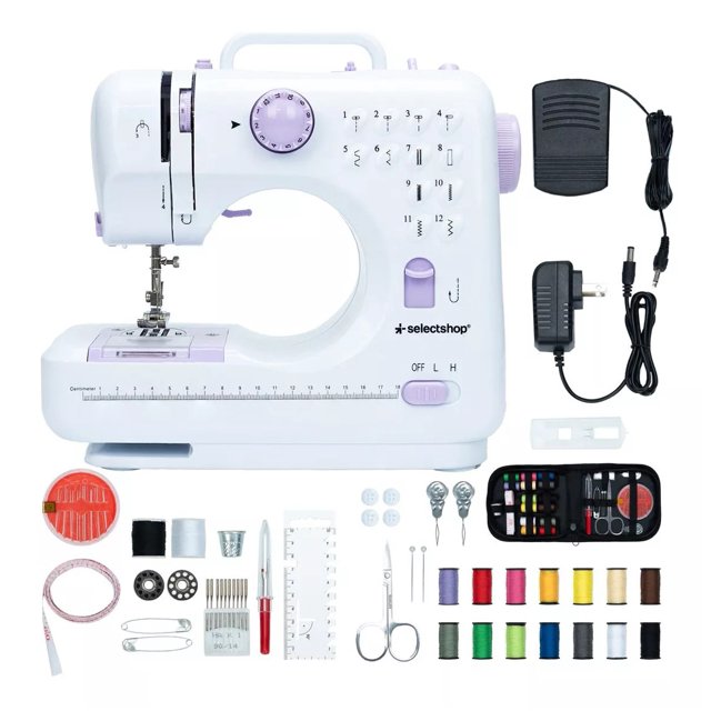 maquina de coser portatil electrica mas kit costura y pedal color blanco selectshop frontal de máquina de coser portátil blanca con mandos morados y selector de puntadas impreso en el panel; base con escala métrica, palanca de aguja y placa visibles; incluye pedal, adaptador de corriente y kit de costura con hilos de colores, bobinas, agujas, tijeras pequeñas, cinta métrica y otros accesorios organizados. Adecuada para reparaciones y proyectos de costura casera, y a menudo usada también para confección rápida de dobladillos.