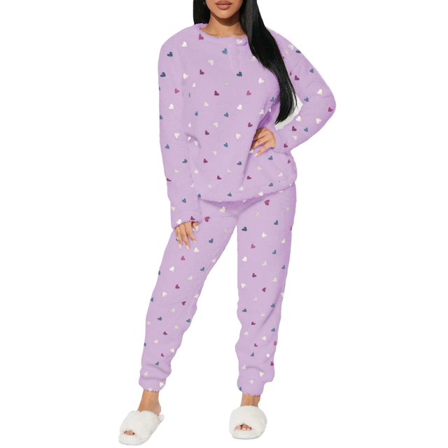 conjunto de pijama para mujer shendy vendy manga larga cuello redondo con estampado transpirable SHENDY VENDY conjunto rosa corazones multicolor, vista frontal 3/4, suéter de manga larga con cuello redondo y pantalón tipo jogger con puños elásticos, patrón repetido de corazones sobre fondo blanco, opción versátil y cómoda ideal para descanso o regalo.
