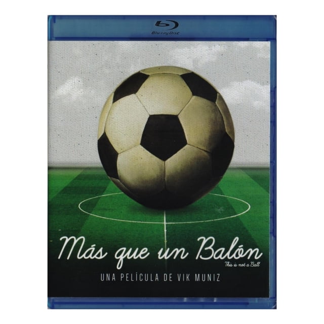 mas que un balon vik muniz pelicula blu-ray Nuevo Blu-ray con carátula frontal que muestra un balón de fútbol clásico centrado sobre un campo verde con el círculo central; título en cursiva "Más que un Balón" y crédito "Una película de Vik Muniz"; audio y subtítulos en español, duración aprox. 97 minutos, documental. También suele usarse como referencia para coleccionistas de cine documental sobre arte y fútbol.