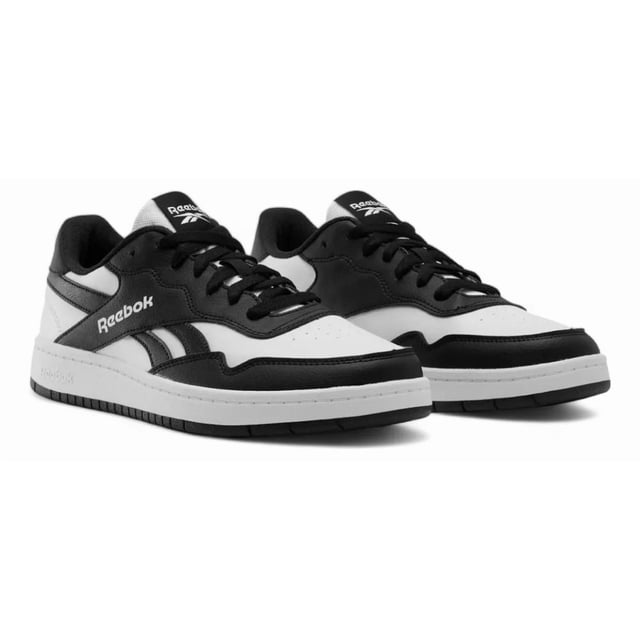 tenis reebok hombre comodo casual blanco 28 par de tenis Reebok blanco con detalles negros, vista 3/4 frontal; corte sintético blanco con sobreposiciones negras, logo Reebok lateral, cordones y cuello acolchado negros, suela de caucho blanca con banda negra, ideal para uso diario y caminar en ciudad.