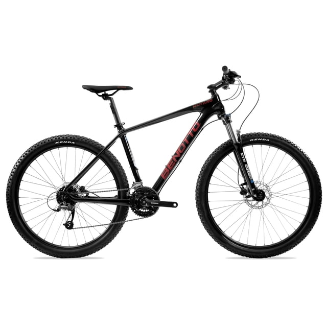 bicicleta montaña benotto kutang r27.5 carbón fiber 3x8 negro talla mm, vista lateral derecha centrada del cuadro de carbón negro con logo Benotto rojo; ruedas 27.5 con llantas Kenda 27.5x2.2, horquilla SUNTOUR SR aluminio; transmisión 3x8 con platos Shimano 42x34x24D y cambio MicroShift Mezzo; frenos disco TEKTRO hidráulicos; manubrio, potencia y poste de asiento de aluminio y asiento ergonómico Kutang. Su tamaño y configuración la hacen adecuada para recorridos de trail y entrenamiento off-road.