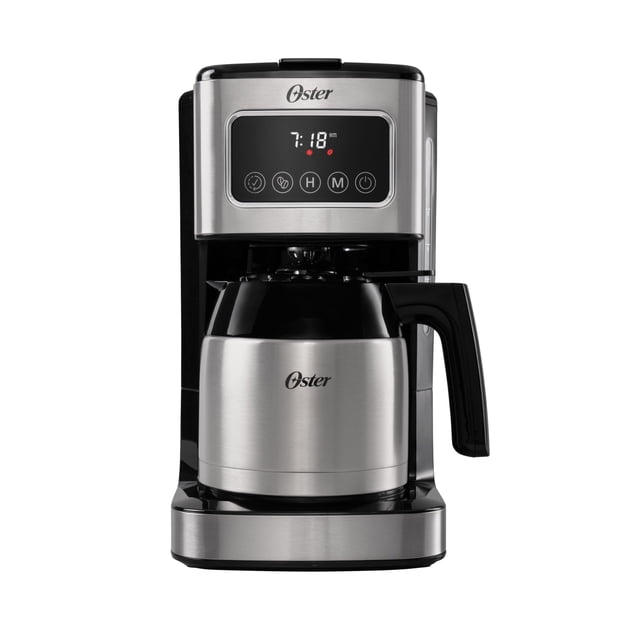 oster cafetera de goteo, con panel táctil, de 8 tazas, bvstdcsc4404 vista frontal centrada de cafetera plateada con jarra térmica de acero inoxidable y asa negra; panel táctil con pantalla digital y botones para programar hora y cantidad, filtro reutilizable visible y base de acero cepillado; adecuada para programar la preparación y mantener el café caliente hasta 2 horas.